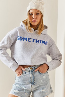 Gri Kapüşonlü & Yazılı Crop Sweatshirt 4KXK8-47744-03 - 2